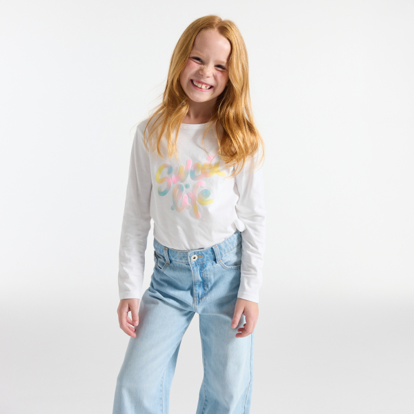 تيشيرت أبيض بأكمام طويلة عليه رسالة للفتيات